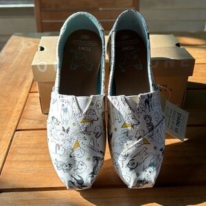 NWT NIB New TOMS alpargatas classic year of the dog canvas size 6.5 dog bandanna